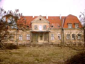 Pa�ac w Ka�kach - widok od frontu
